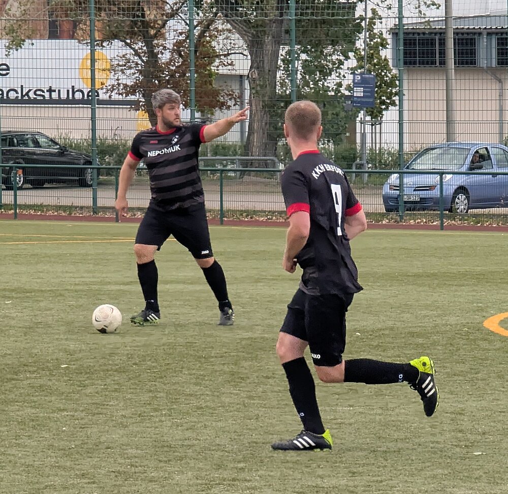 Zwei KKH-Fußballer spielen Fußball
