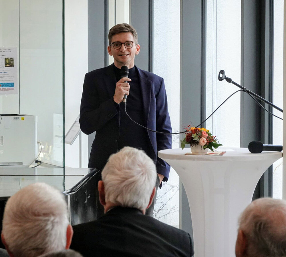Dr. med. Alexander Refisch bei der Begrüßung