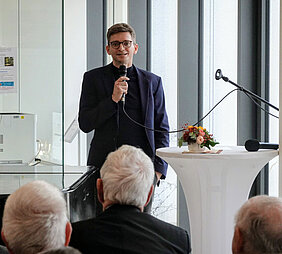 Dr. med. Alexander Refisch bei der Begrüßung