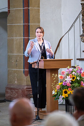 Ministerin Katharina Schenk spricht anlässlich der Vernissage.
