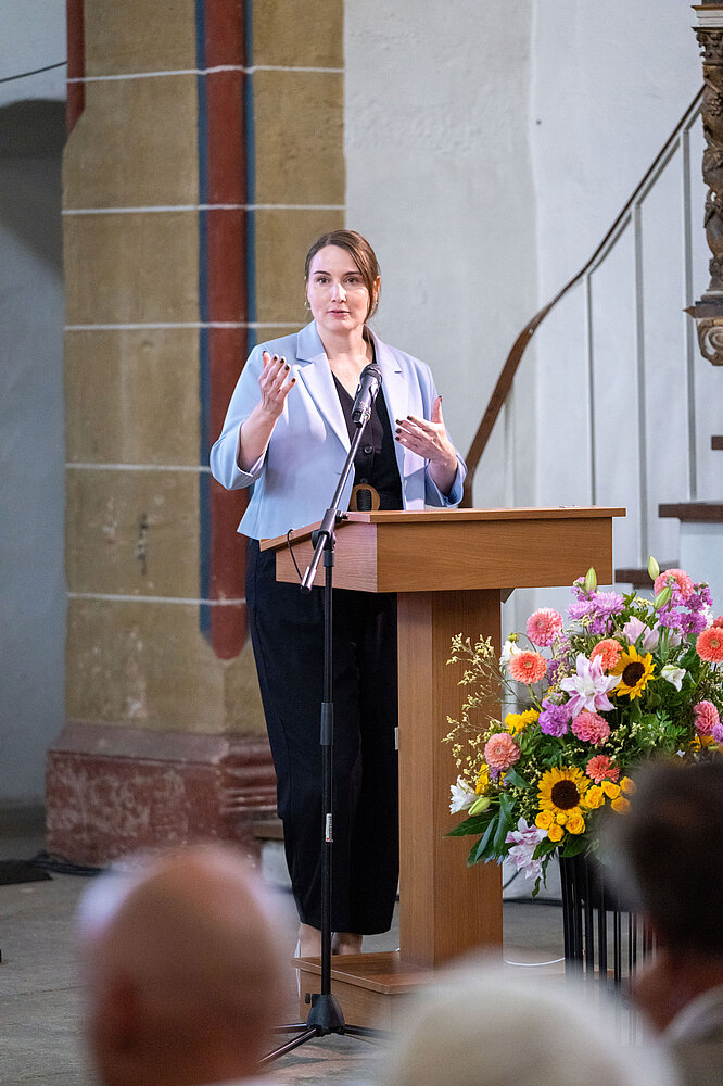 Ministerin Katharina Schenk spricht anlässlich der Vernissage.