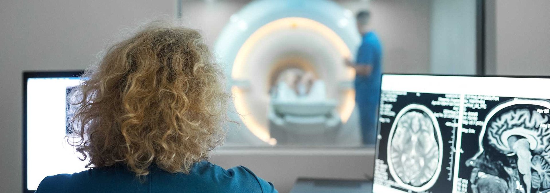 Bild einer medizinischen Fachkraft in einem Institut für bild­gebende Diagnostik 