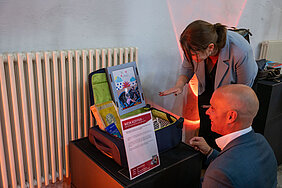 Ministerin Katharina Schenk und OB Andreas Horn betrachten einen der Ausstellungskoffer.