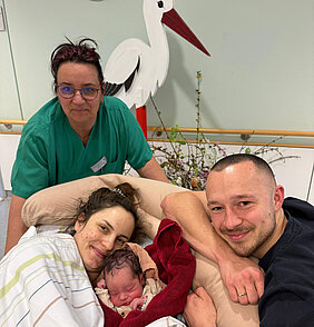 Osterbaby Nr. 2: Kira Marie mit ihren Eltern und Hebamme Susann