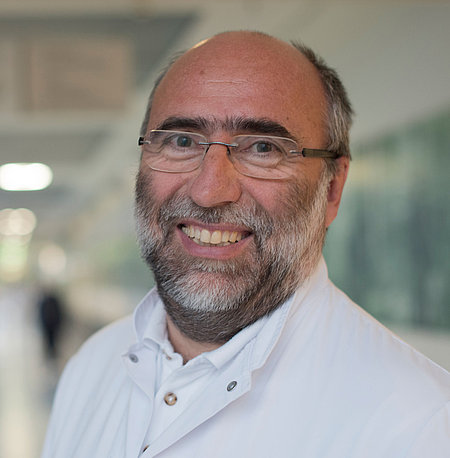 Bild von Dr. med. Jörg Pertschy (Chefarzt der Klinik für Allge­mein-, Visceral-, Thorax- und Gefäß­chirurgie am KKH Erfurt)