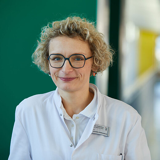 Bild von Dr. med. Franziska Hettenbach (Oberärztin in der Klinik für Allgemein-, Visceral-, Thorax- und Gefäßchirurgie am KKH Erfurt)