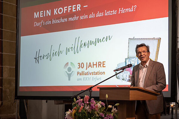 Aufsichtsratsvorsitzender Winfried Weinrich spricht zur Ausstellungseröffnung.