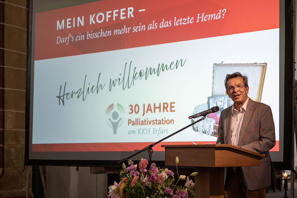 Aufsichtsratsvorsitzender Winfried Weinrich spricht zur Ausstellungseröffnung.