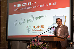 Aufsichtsratsvorsitzender Winfried Weinrich spricht zur Ausstellungseröffnung.
