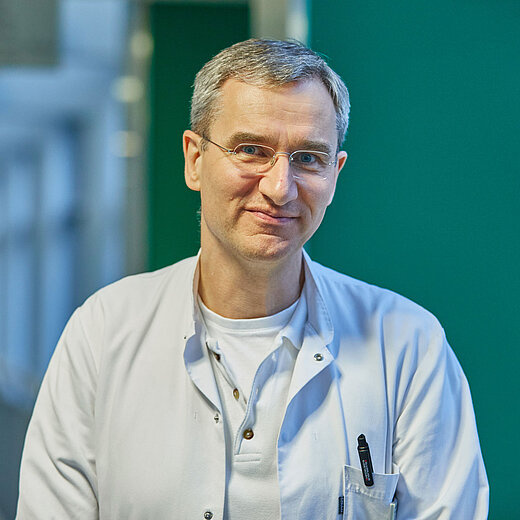 Bild von PD Dr. med. habil. Tobias Clausen (Chefarzt der Klinik für Anästhesiologie und Intensivmedizin am KKH Erfurt)