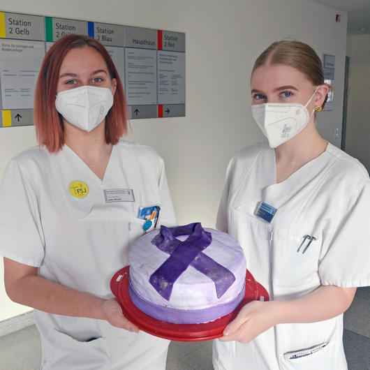 Bild einer Torte mit einer großen lila Krebsschleife (anlässlich des Welt-Pankreaskrebstages)